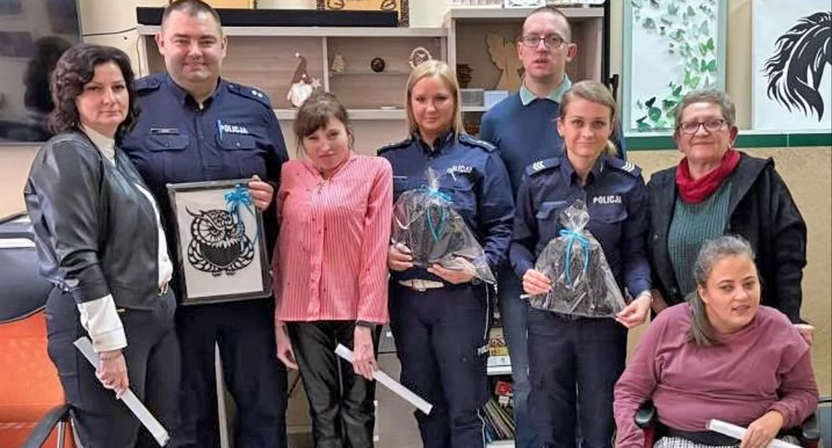 Zdjęcie policjantów z uczestnikami warsztatów