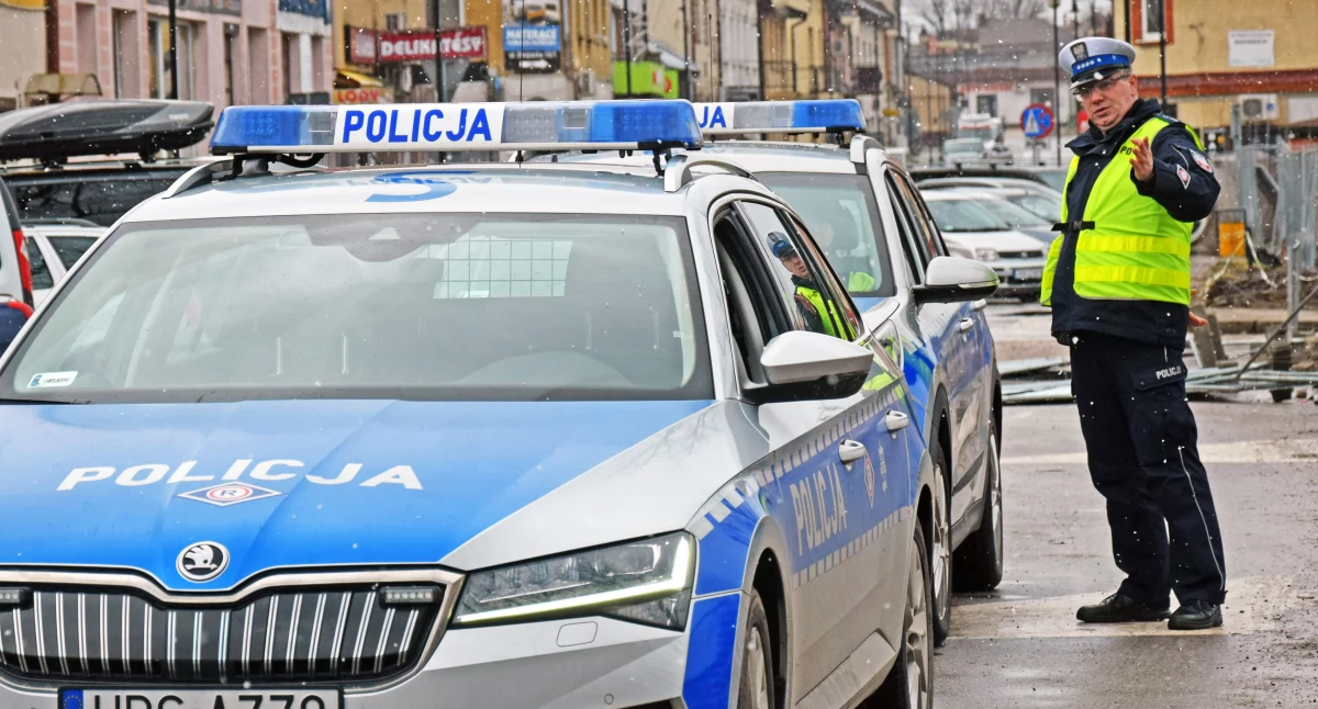 Zdjęcie policyjnych wozów, które wyjeżdżają na patrolowanie dróg
