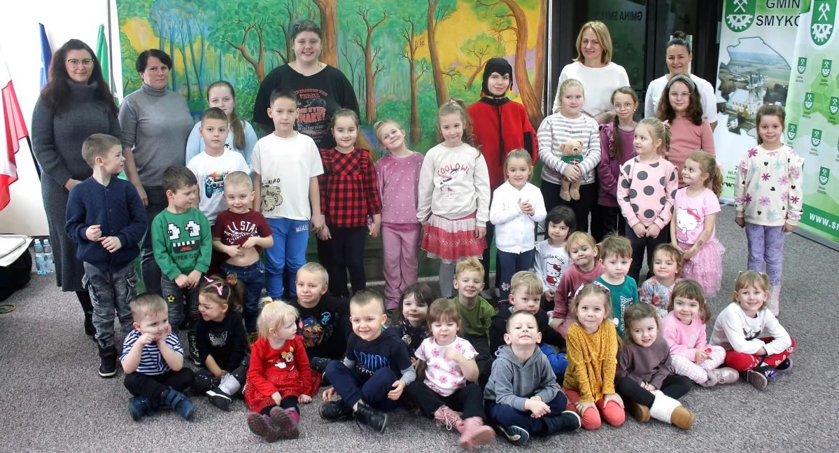 Zdjęcie najmłodszych uczestników zajęć feryjnych w Smykowie z organizatorami i opiekunami