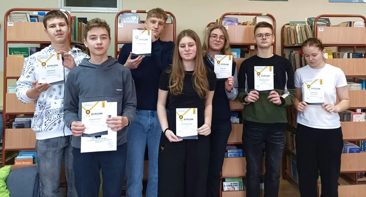 Zdjęcie uczniów II LO w Końskich - drugi od lewej Piotr Kowalczyk, triumfator wojewódzki Konika szachowego