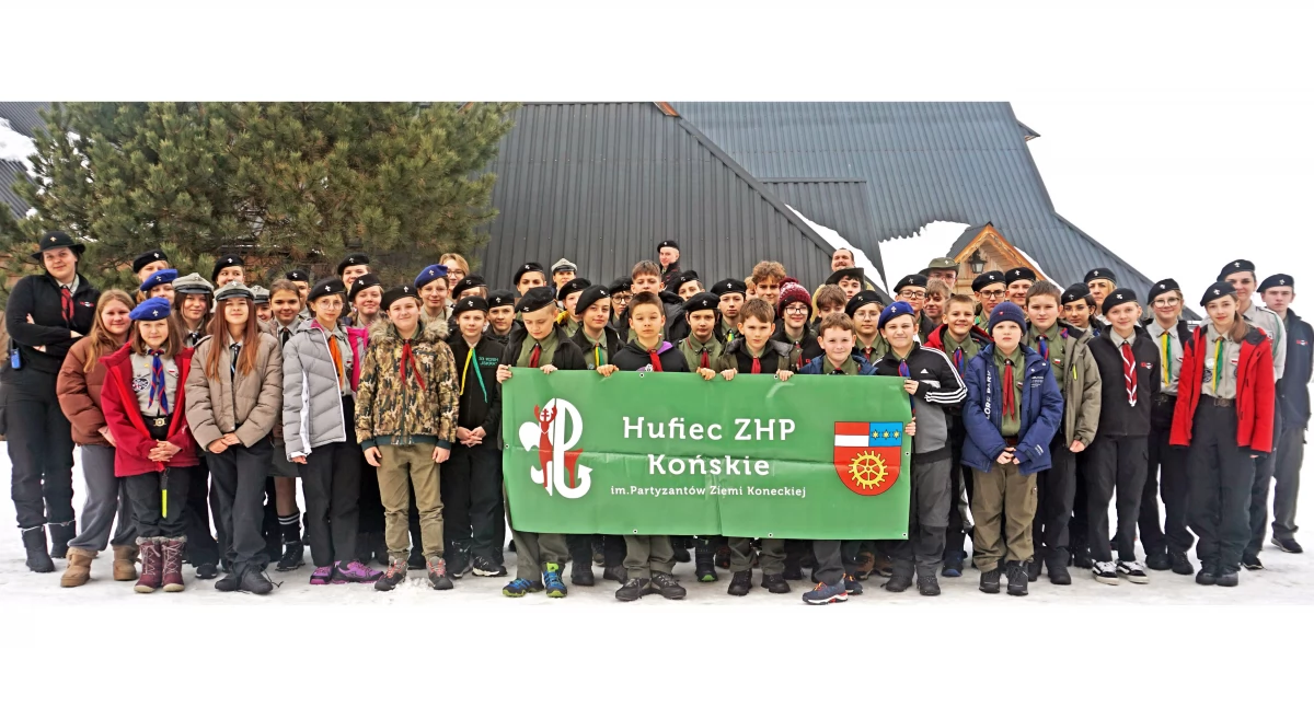 Zdjęcie harcerzy z Końskich przed schroniskiem