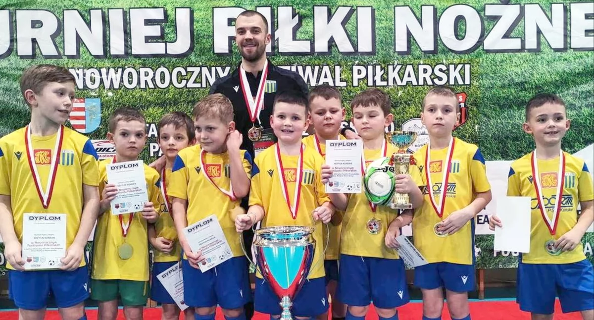 Zdjęcie zwycięskiej drużyny Neptuna Końskie rocznik 2017 z trenerem Jakubem Banasikiem