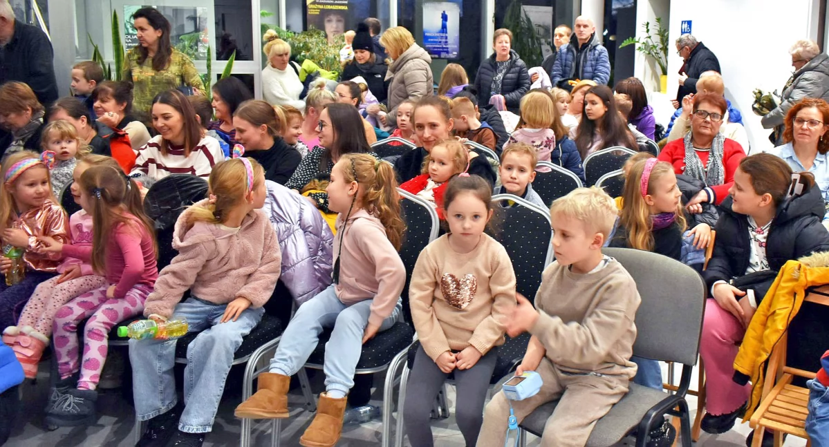 Zdjęcie widowni, która spontanicznie reagowała na akcję na scenie