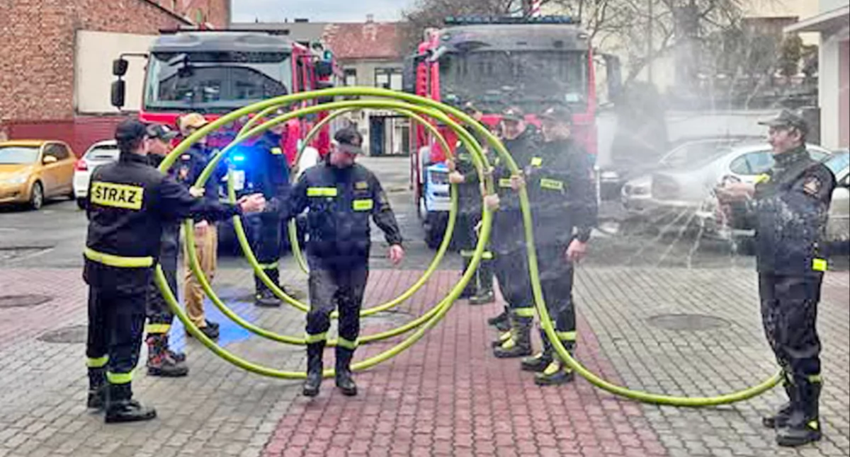 Zdjęcie Grzegorza Smulczyńskiego, którego żegna szpaler kolegów strażaków