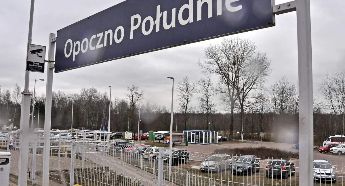 Zdjęcie widoku z peronu Opoczno Południe na parking