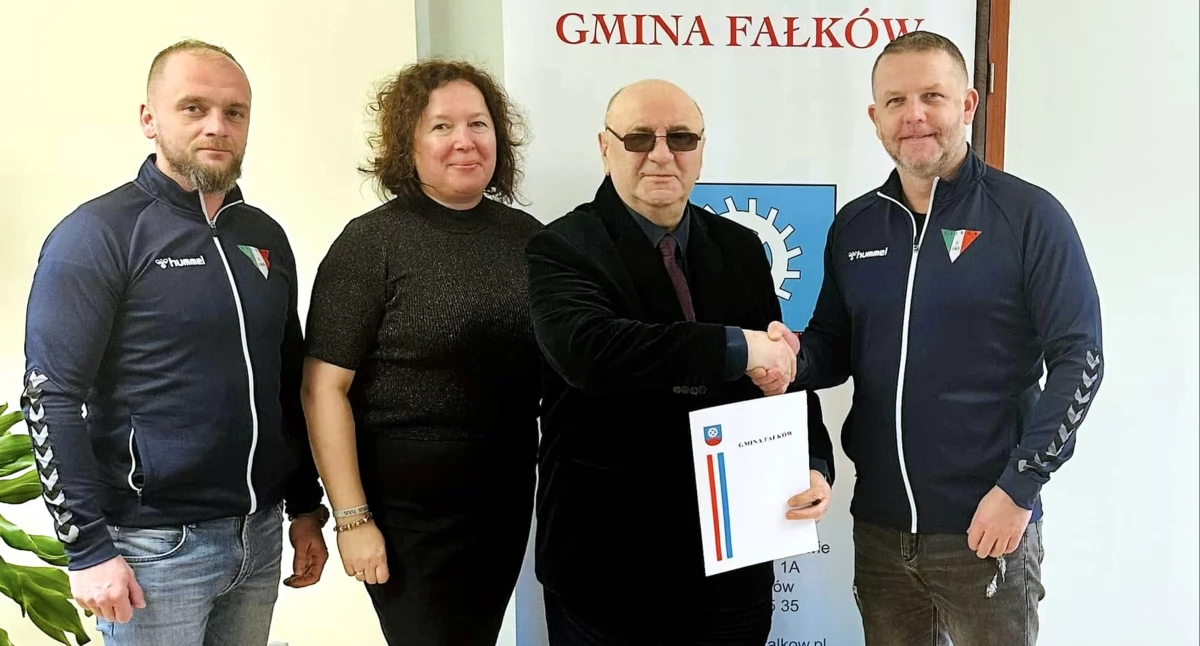 Zdjęcie sygnatariuszy umowy pomiędzy Gminą Fałków a GLKS Fałków