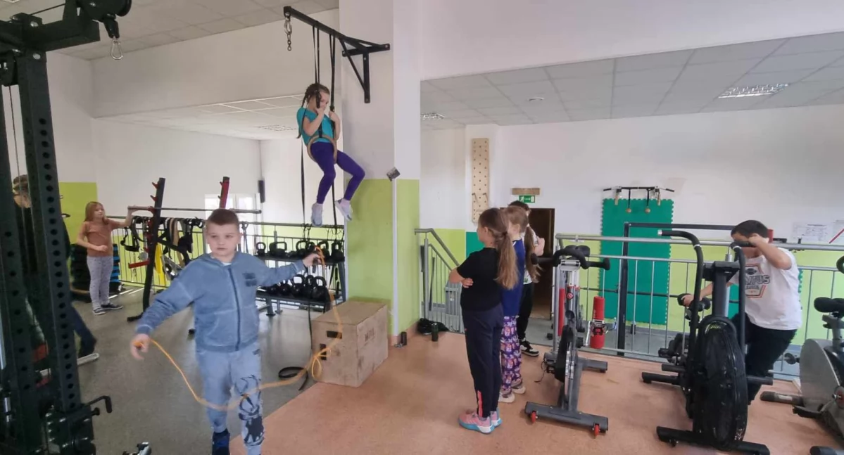 Zdjęcie dzieci w siłowni FIT & GYM w Stąporkowie