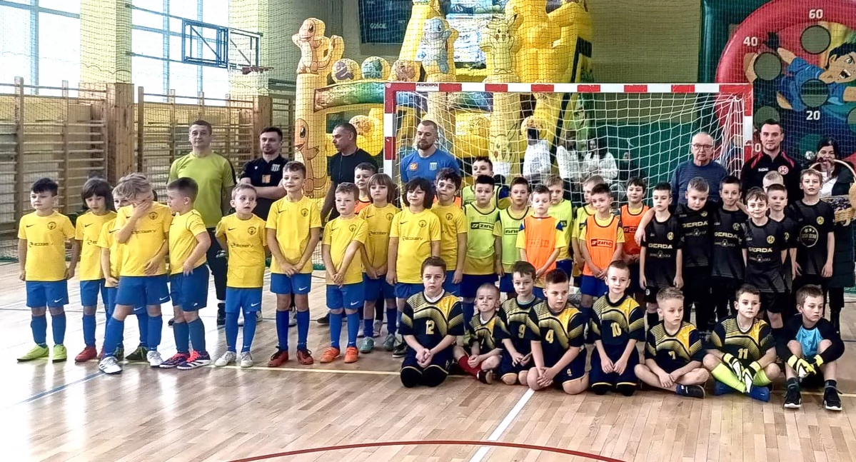 Zdjęcie uczestników turnieju siedmiolatków z organizatorami i opiekunami (fot. ŚZPN Kielce)