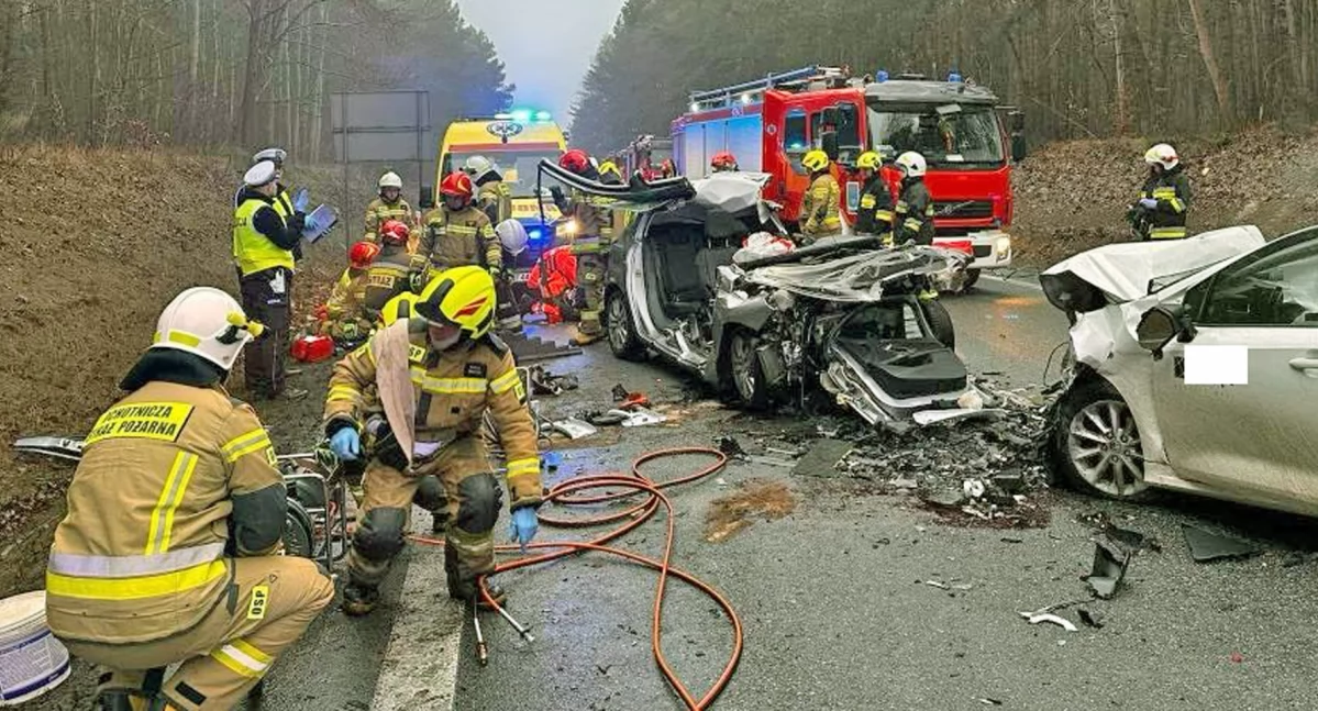 Zdjęcie służb na miejscu wypadku - obraz zniszczenia samochodów po czołowym zderzeniu