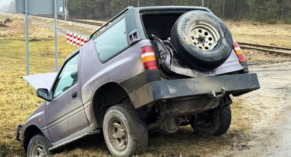 Zdjęcie opla. Po zderzeniu z pociągiem auto wypadło z drogi