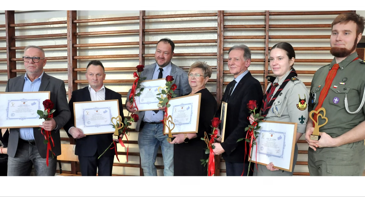 Zdjęcie uhonorowanych statuetkami Serce na dłoni
