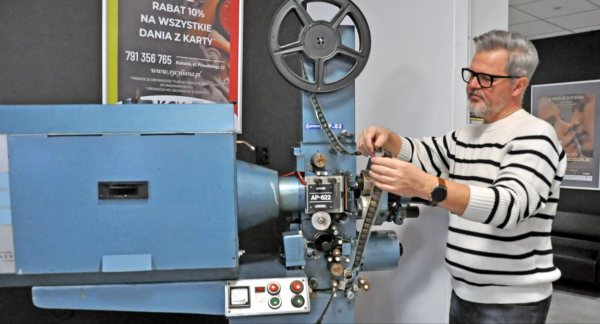 Zdjęcie Piotra Salaty z filmowym eksponatem