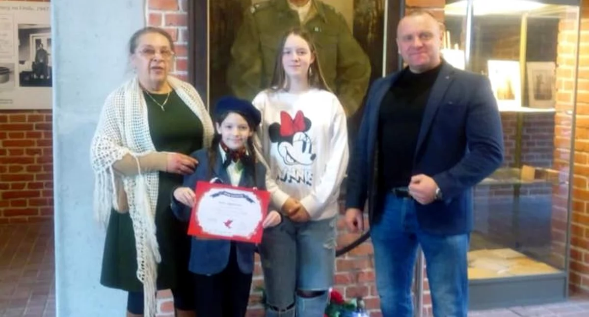 Zdjęcie Amelii Wojciechowskiej z opiekunami