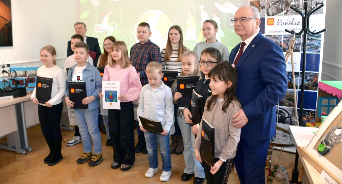 Zdjęcie nagrodzonych z organizatorami konkursu