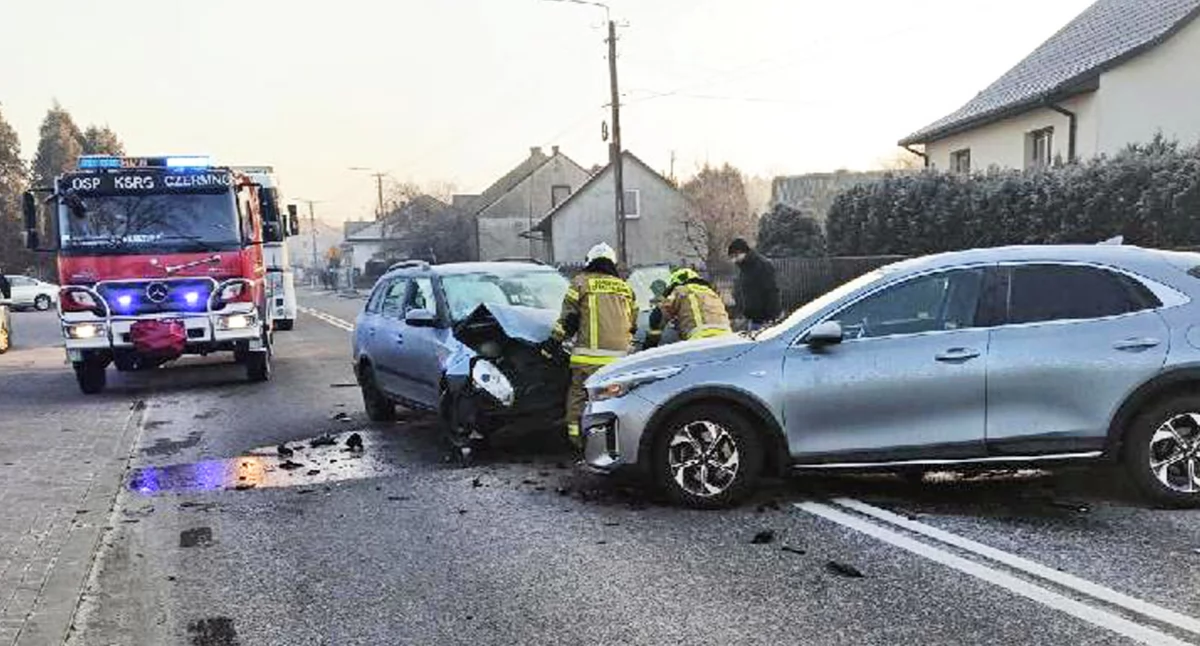 Zdjęcie strażaków na miejscu kolizji dwóch aut