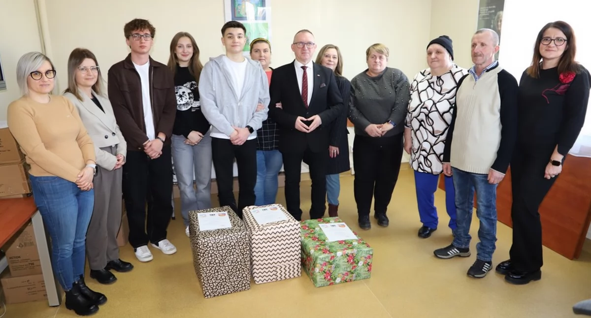 Pamiątkowe zdjęcie ze spotkania podsumowującego akcję Paczka dla seniora