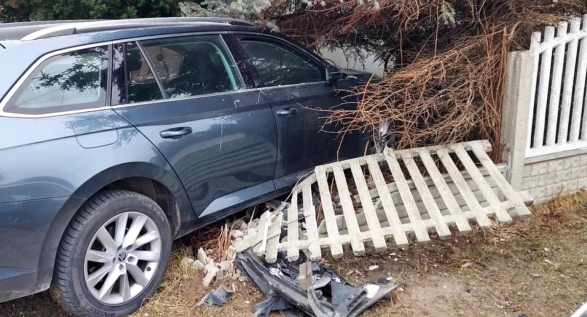 Zdjęcie volvo - po zderzeniu ze skodą auto sforsowało betonowy płot