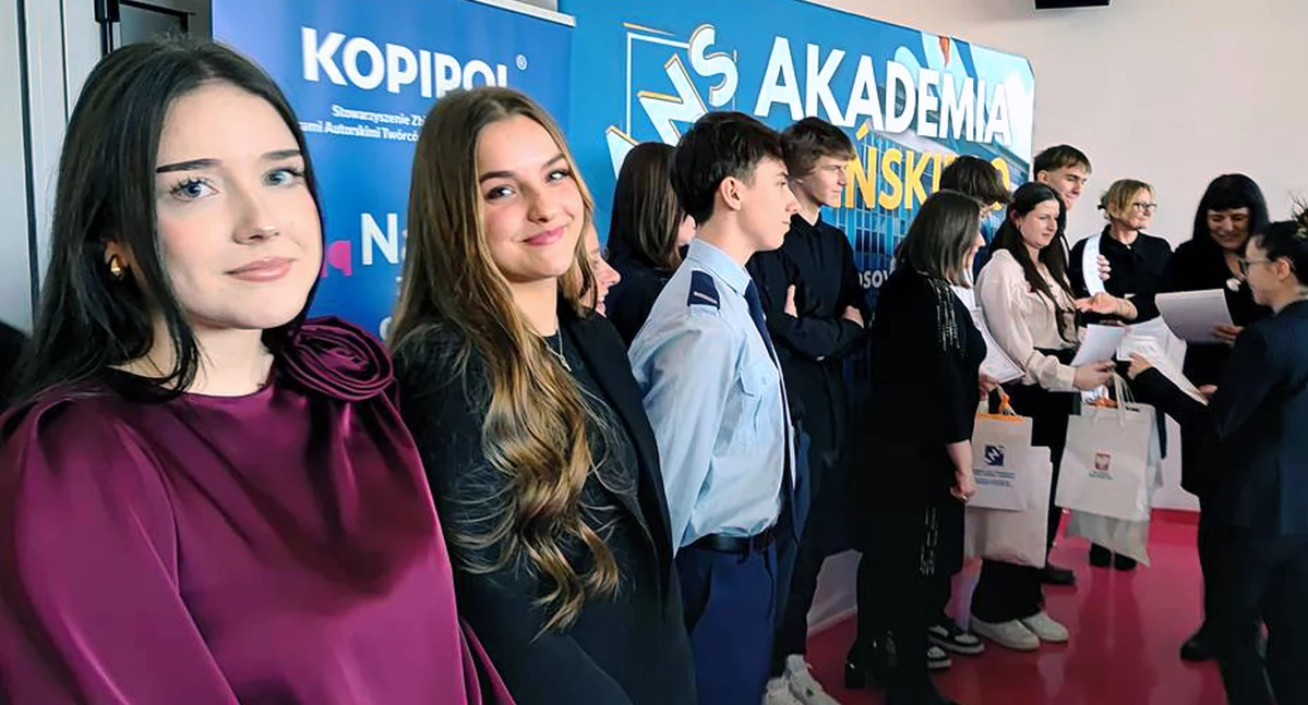 Zdjęcie Antoniny Sobczyńskiej i Laury Młynarczyk podczas gali wręczania nagród w konkursie pt. Internet - szanse i zagrożenia dla młodego pokolenia