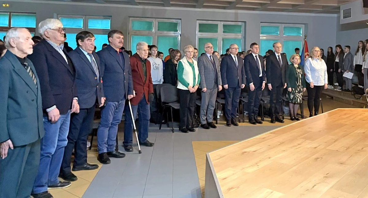 Zdjęcie z uroczystości w szkole w Stadnickiej Woli
