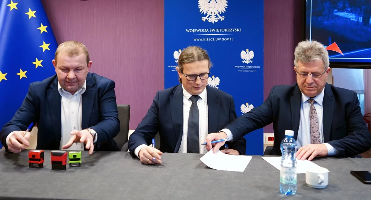 Zdjęcie z podpisania umowy -  od lewej: skarbnik Wojciech Dudzic, burmistrz Jarosław Młodawski i wojewoda świętokrzyski Józef Bryk