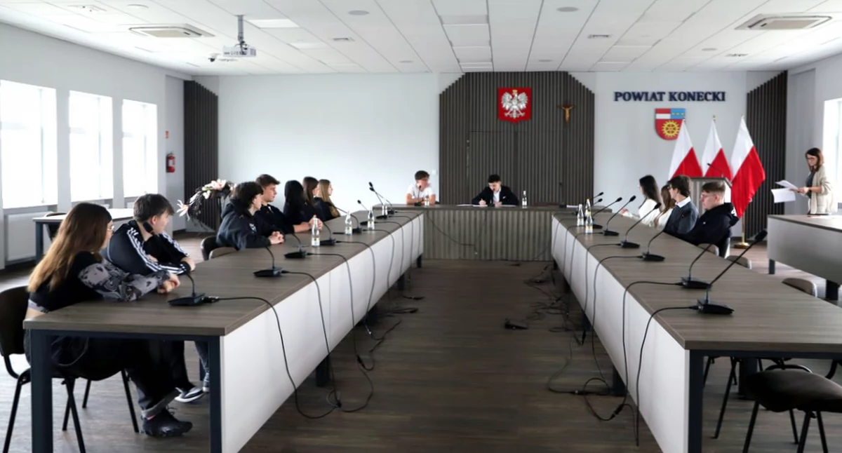 Zdjęcie radnych podczas V posiedzenia Młodzieżowej Rady Powiatu w Końskich
