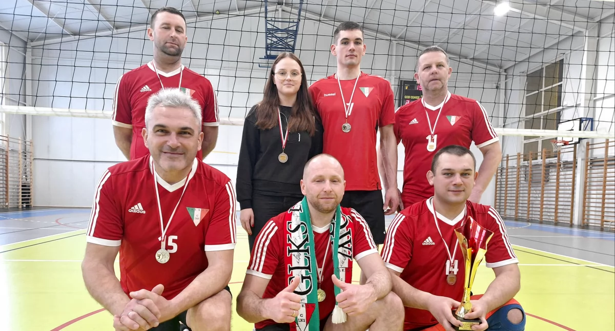 Zdjęcie siatkarzy GLKS Fałków z trener Katarzyną Kuśmierczyk
