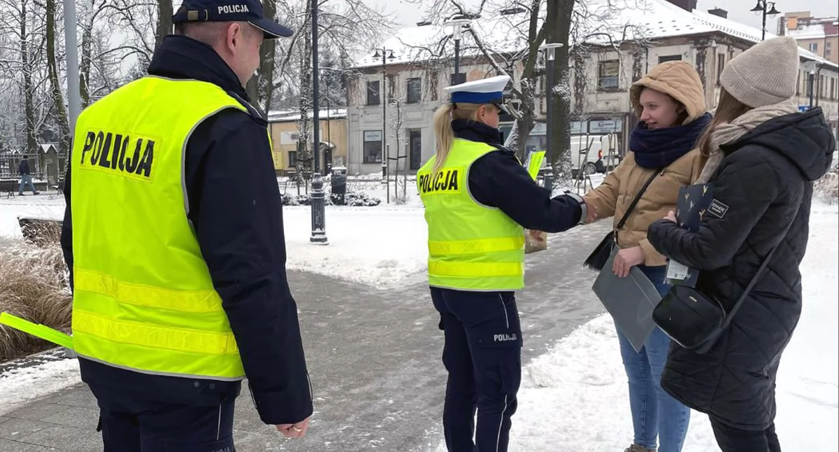 Zdjęcie z walentynkowej akcji policjantów w Końskich
