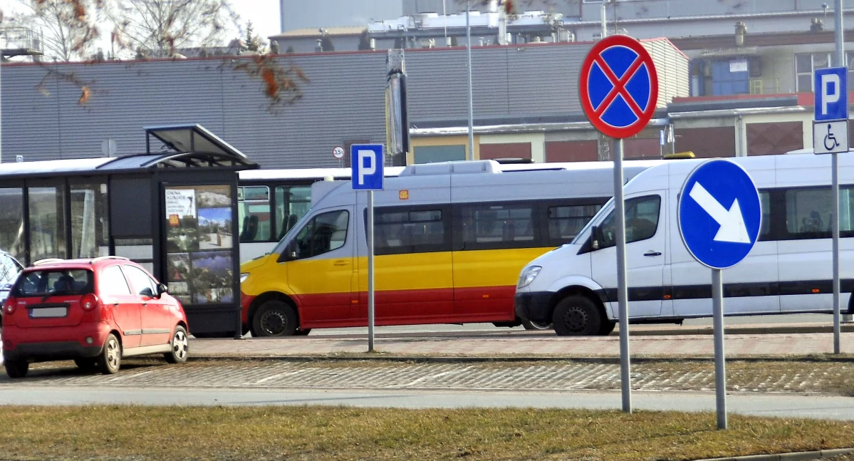 Zdjęcie busów i autobusów przejeżdżających przez konecki dworzec przesiadkowy