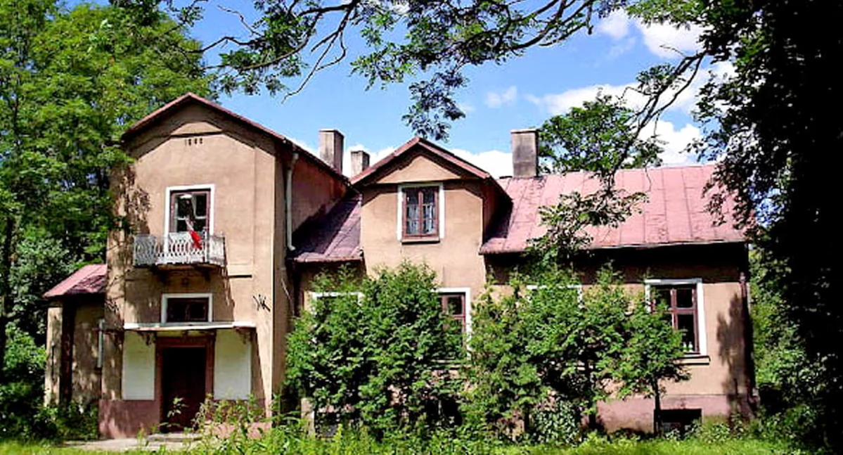 Zdjęcie miejsca, gdzie był dworek, potem szkoła a teraz nie ma śladu