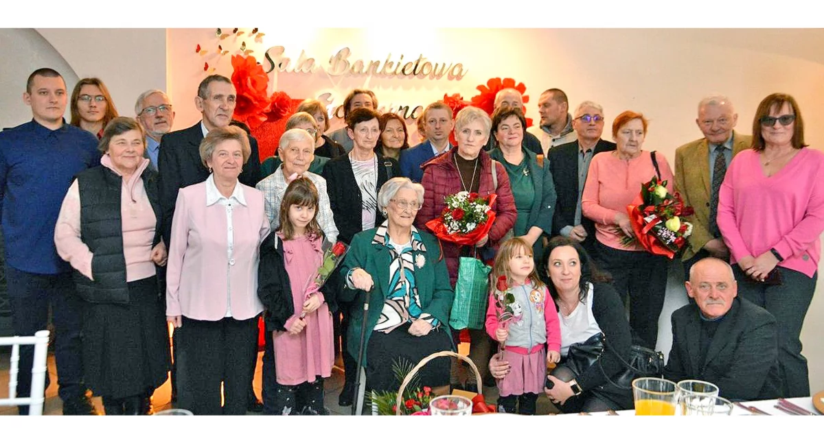 Zdjęcie Jubilatki z członkami rodziny i gośćmi