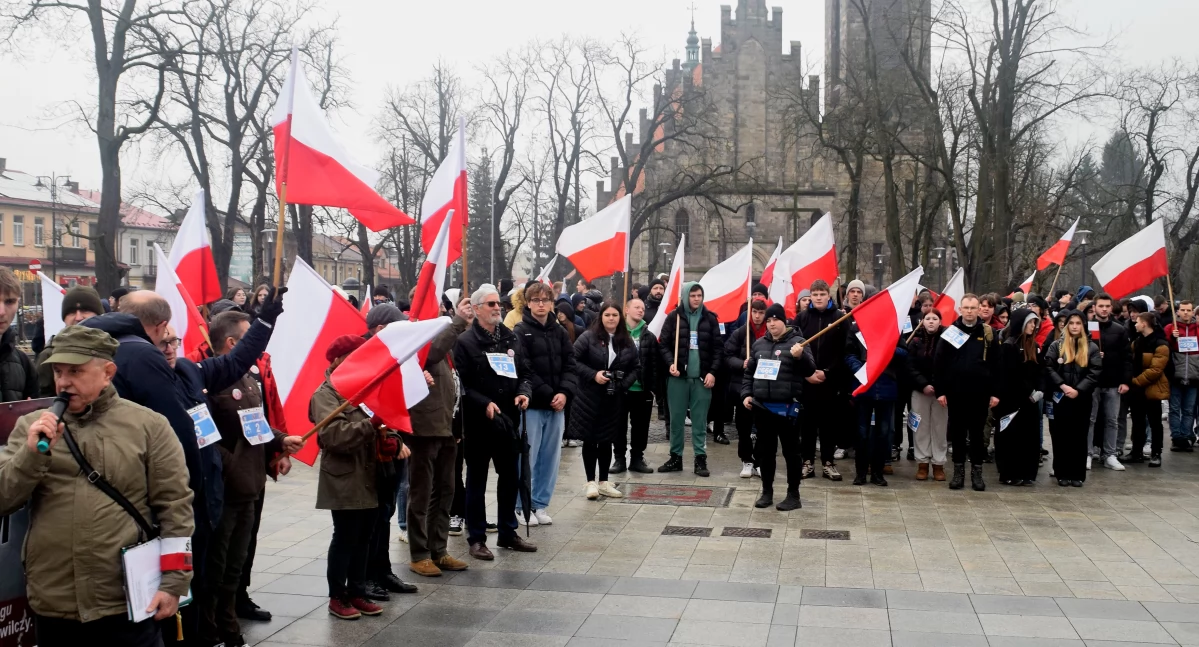 Zdjęcie z Placu Kościuszki w Końskich, gdzie ks. Jacek Wieczorek poprowadził modlitwę, a Marian Wikiera Apel Poległych