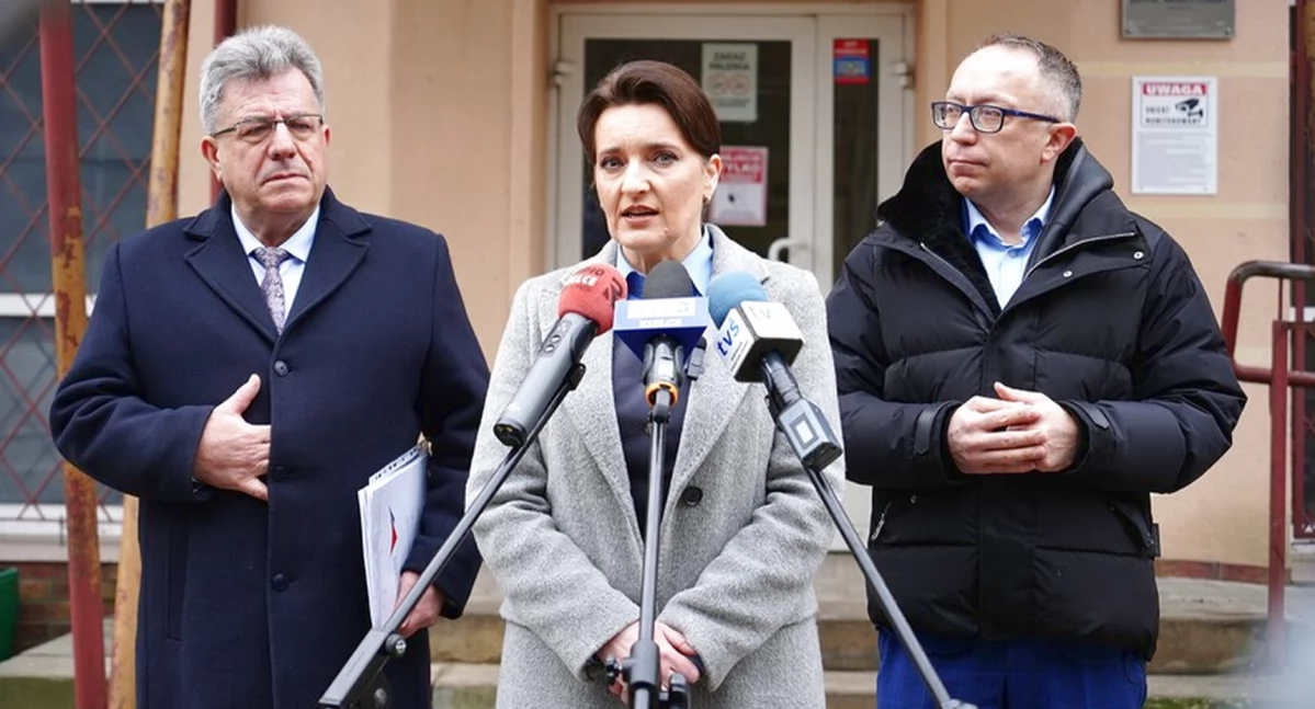 Zdjęcie wojewoda świętokrzyskiego Józefa Bryka, minister do spraw polityki senioralnej Marzeny Okła-Drewnowicz oraz posła na Sejm RP Artura Gierady