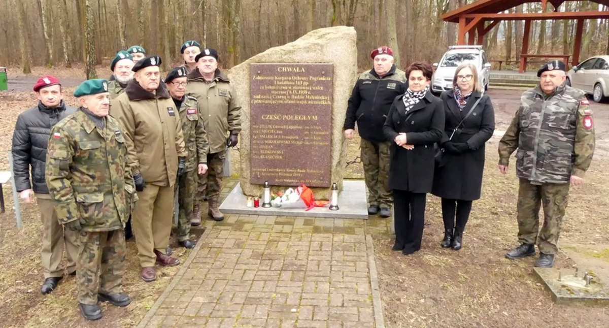 Zdjęcie uczestników uroczystości w Rudzie Malenieckiej