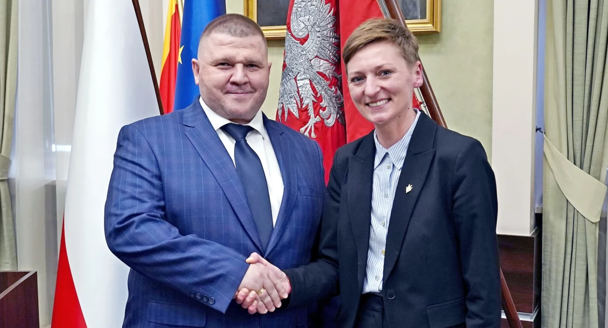 Zdjęcie Łukasza Maciejczyka, nowego właściciela Korony Kielce i Agaty Wojdy, prezydent Kielc