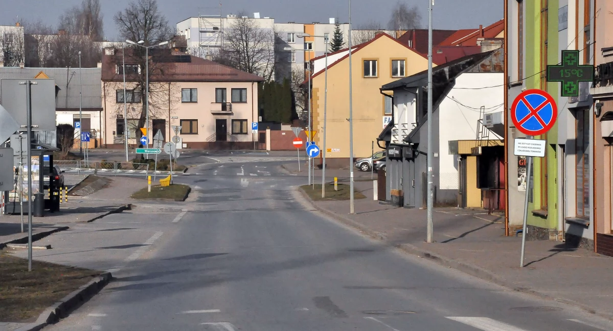 Zdjęcie ulicy Spółdzielczej w Końskich - za znakiem nakazującym jazdę w prawo będzie rondo