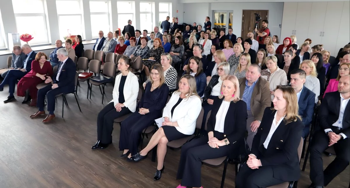Zdjęcie uczestników jubileuszu 25-lecia PCPR w Końskich