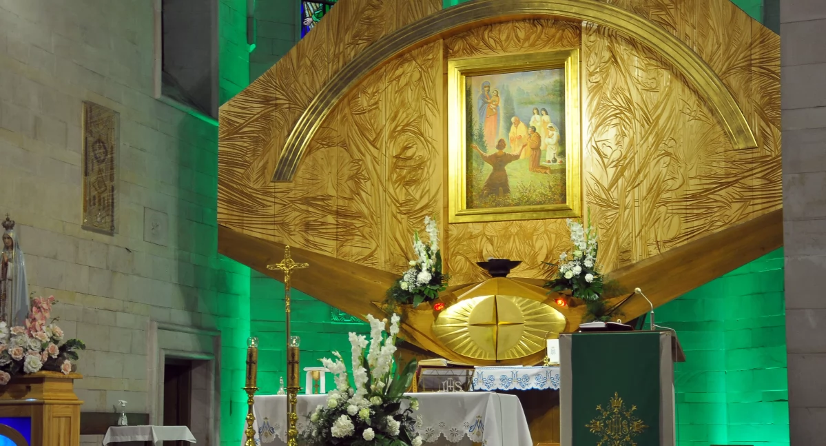 Zdjęcie - przed ołtarzem głównym w Sanktuarium Matki Bożej Wychowawczyni w Czarnej