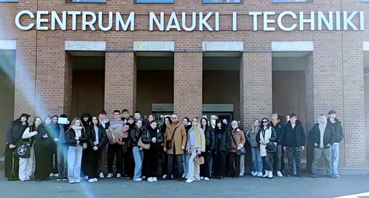 Zdjęcie uczniów z I LO w Końskich wraz z opiekunami w Centrum Nauki i Techniki w Łodzi