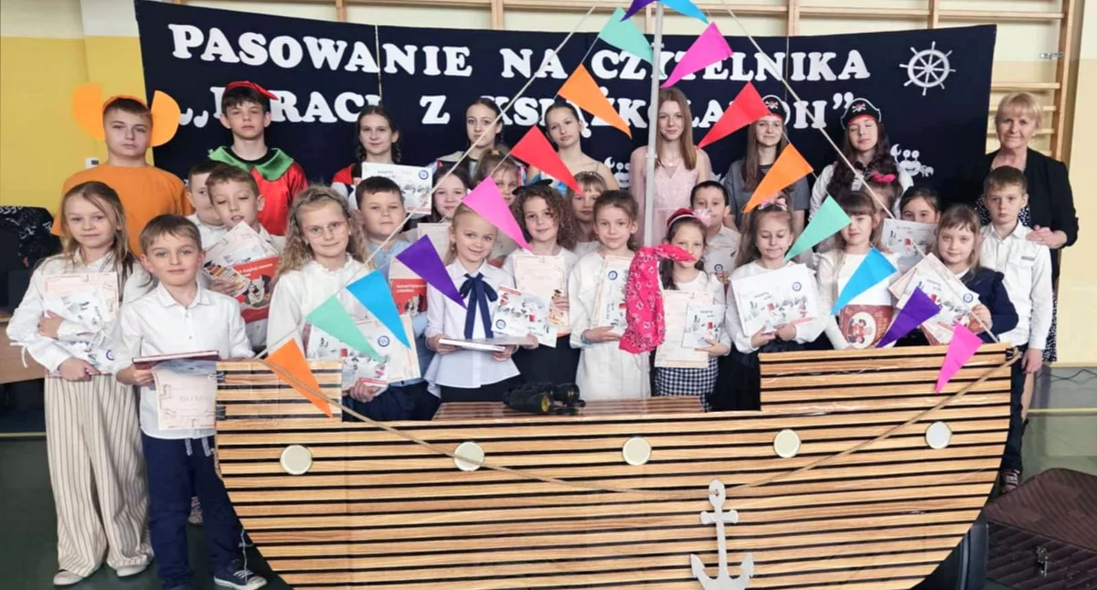 Pamiątkowe zdjęcie z uroczystości pasowania na czytelnika w SP Królewiec