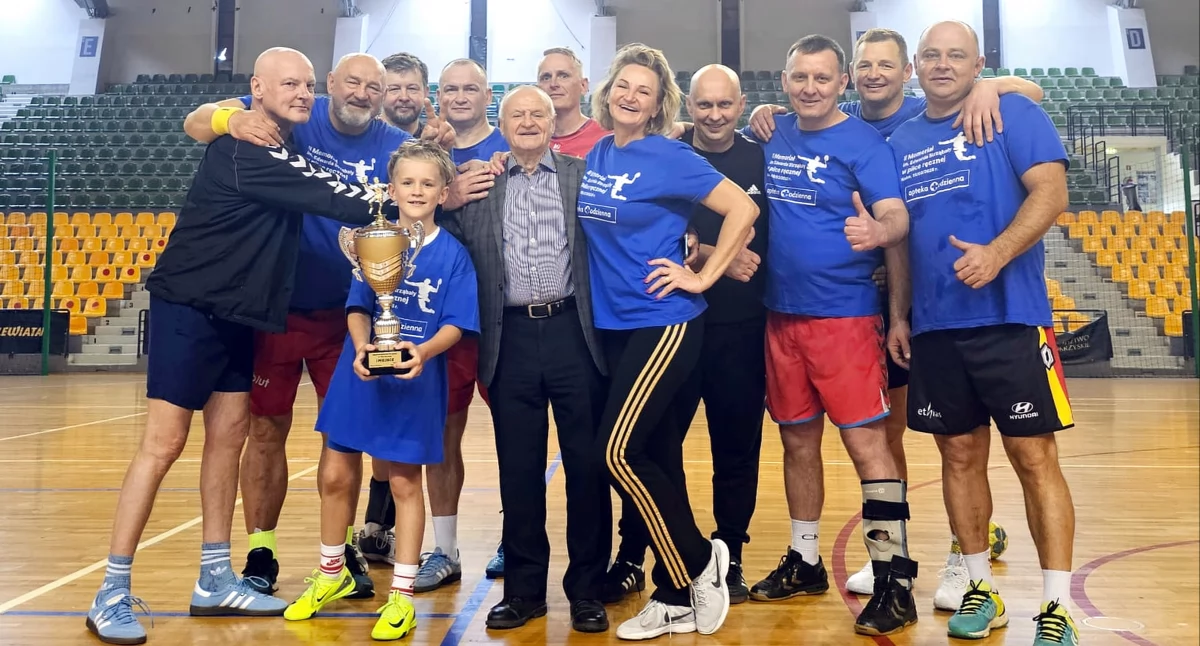 Zdjęcie zwycięskiej drużyny z Końskich z byłym prezesem Tadeuszem Gałwiaczkiem i głównym trofeum