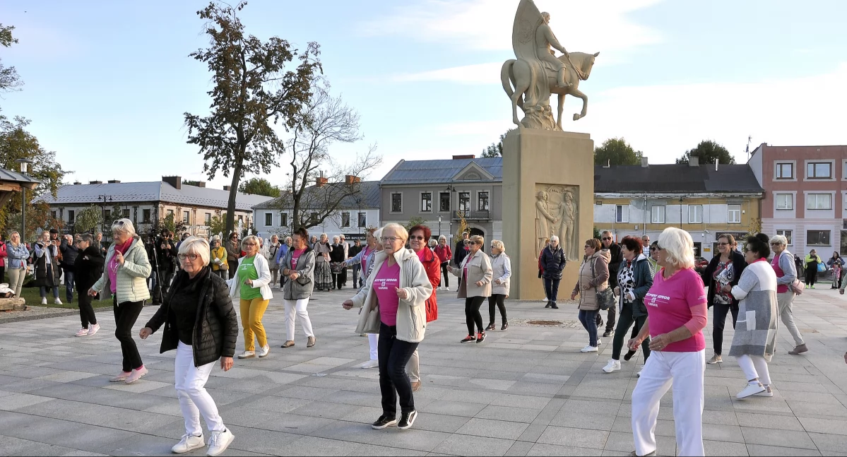 Zdjęcie archiwalne - roztańczone panie z UTW