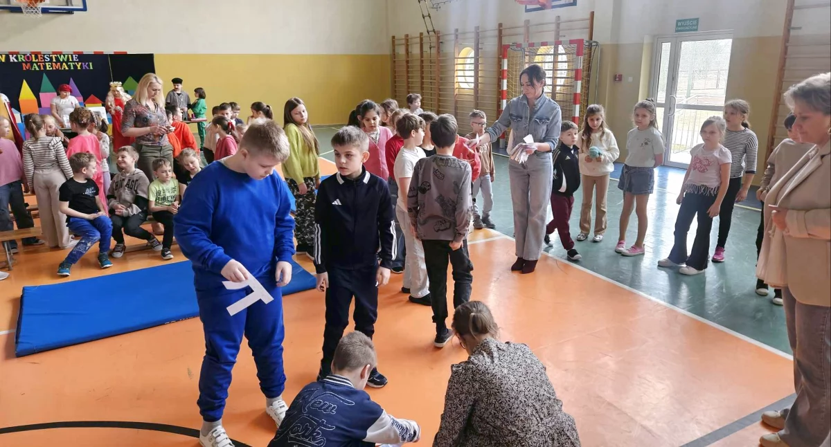 Zdjęcie uczestników konkursów w ramach Międzynarodowego Dnia Liczby Pi w SP w Królewcu