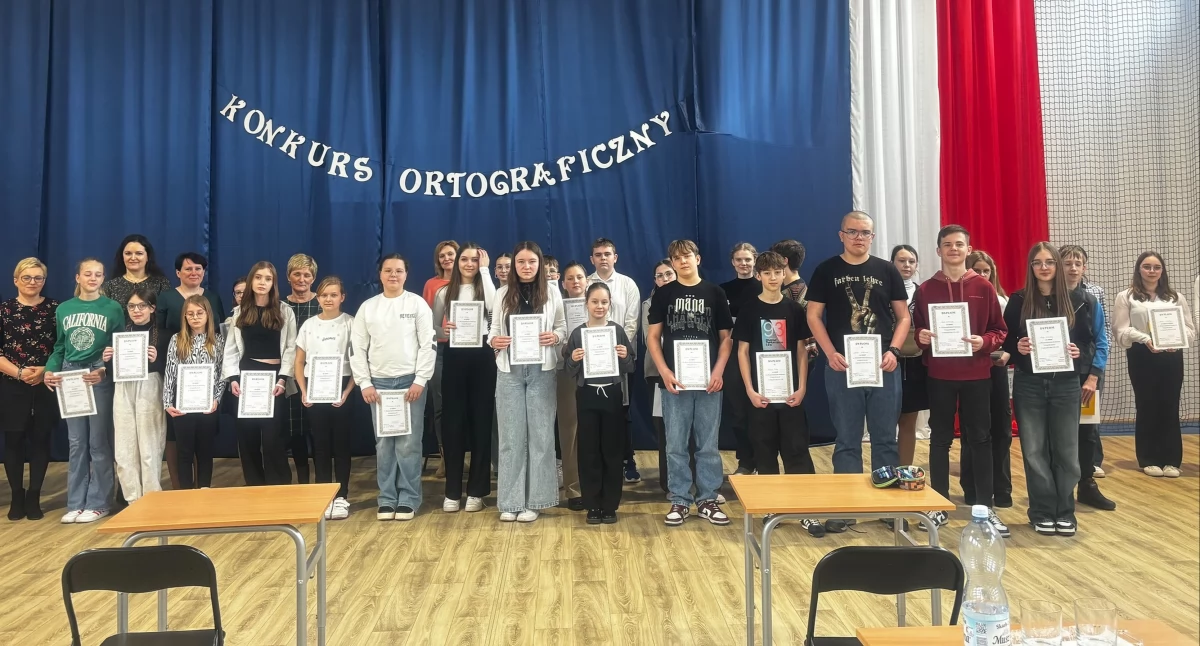 Zdjęcie uczestników konkursu z organizatorami