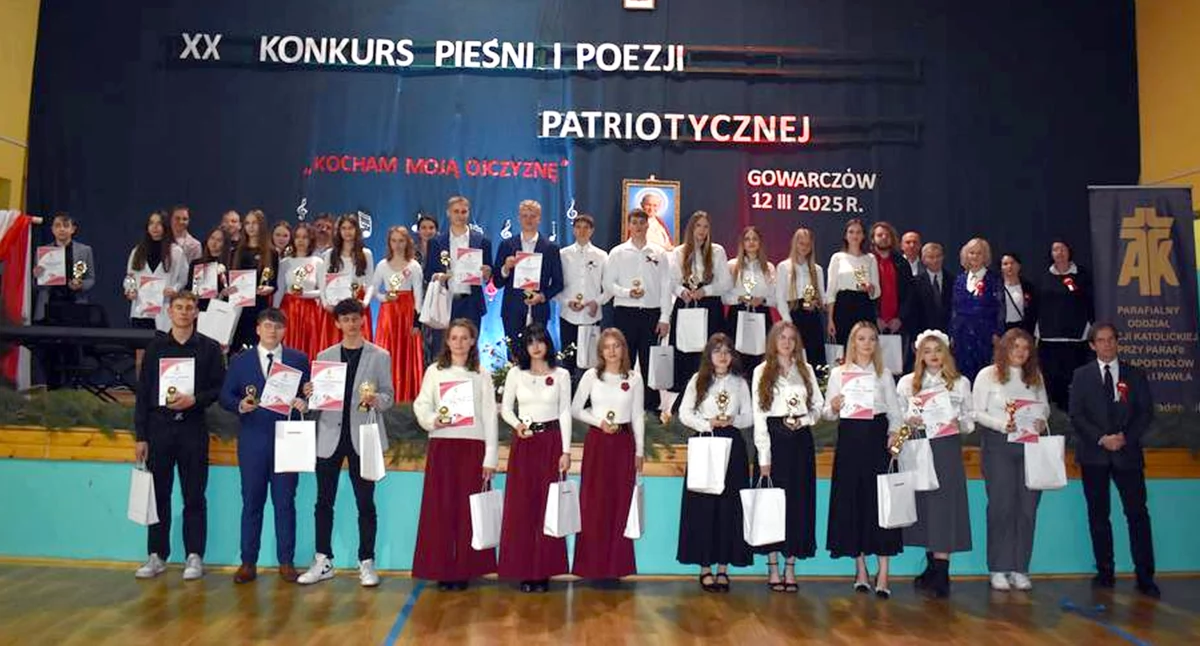 Pamiątkowe zdjęcie uczestników etapu regionalnego XX Konkursu Pieśni i Poezji Patriotycznej Kocham moją Ojczyznę