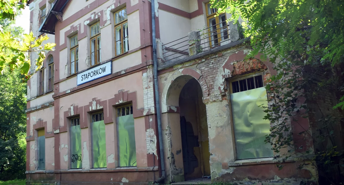 Zdjęcie części dworca w Stąporkowie w opłakanym stanie, która grała w filmie jako Urząd Bezpieczeństwa
