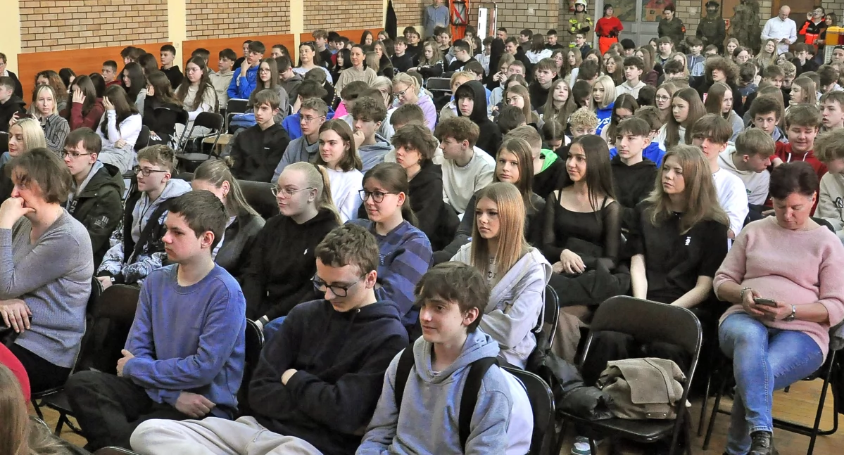 Zdjęcie ósmoklasistów z gminy Końskie, którzy przyszli do auli SP1