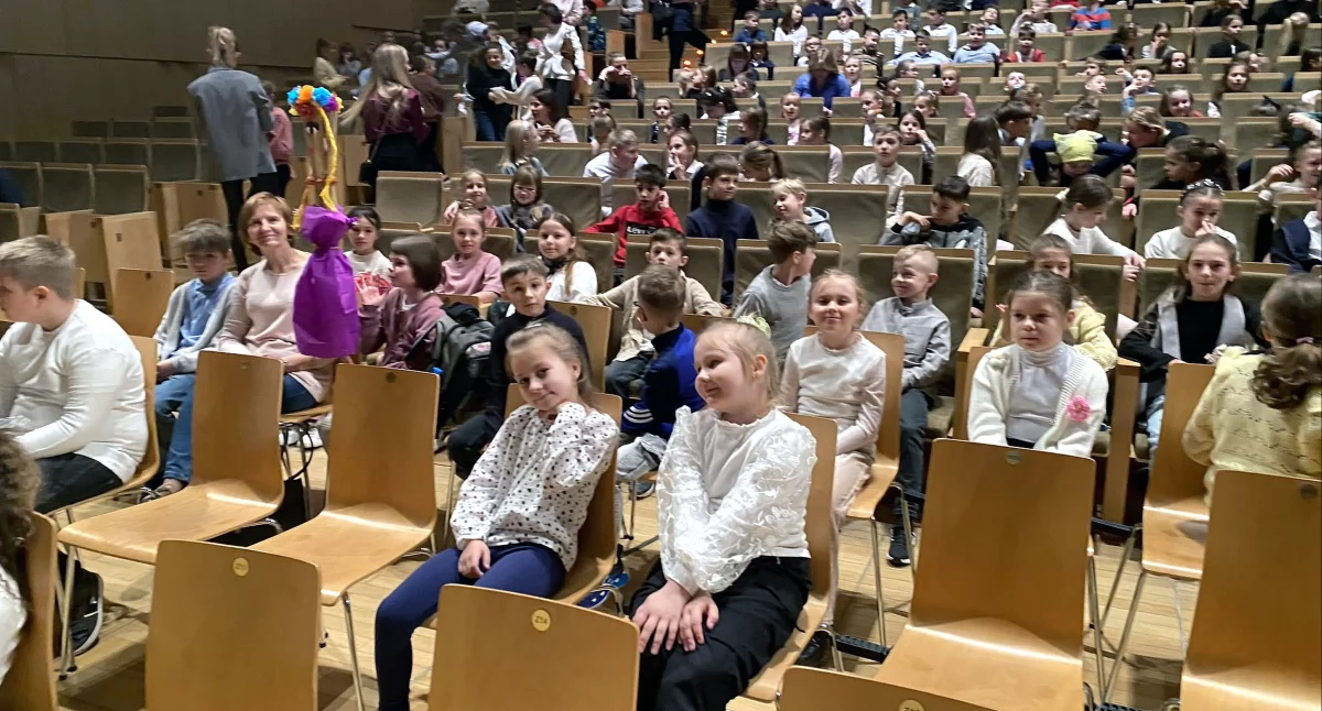 Zdjęcie uczniów młodszych klas ze Szkoły Podstawowej w Królewcu z opiekunami w Filharmonii Świętokrzyskiej