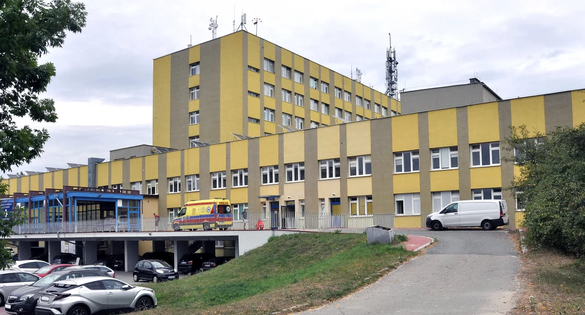 Zdjęcie koneckiego szpitala od strony podjazdu karetek