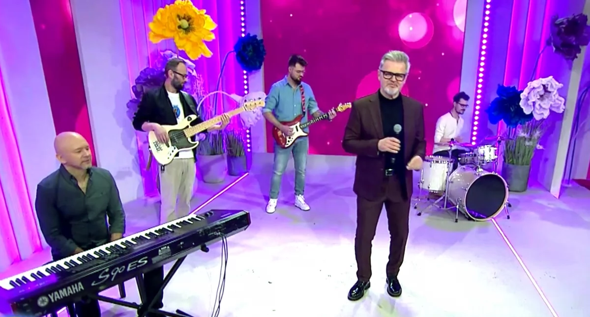 Zdjęcie Piotra Salaty z zespołem w Pytaniu na Śniadanie w TVP2