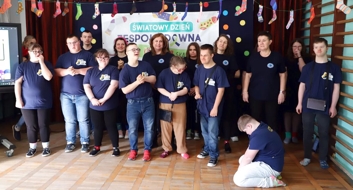 Zdjęcie uczniów z SOSW w Baryczy z opiekunami
